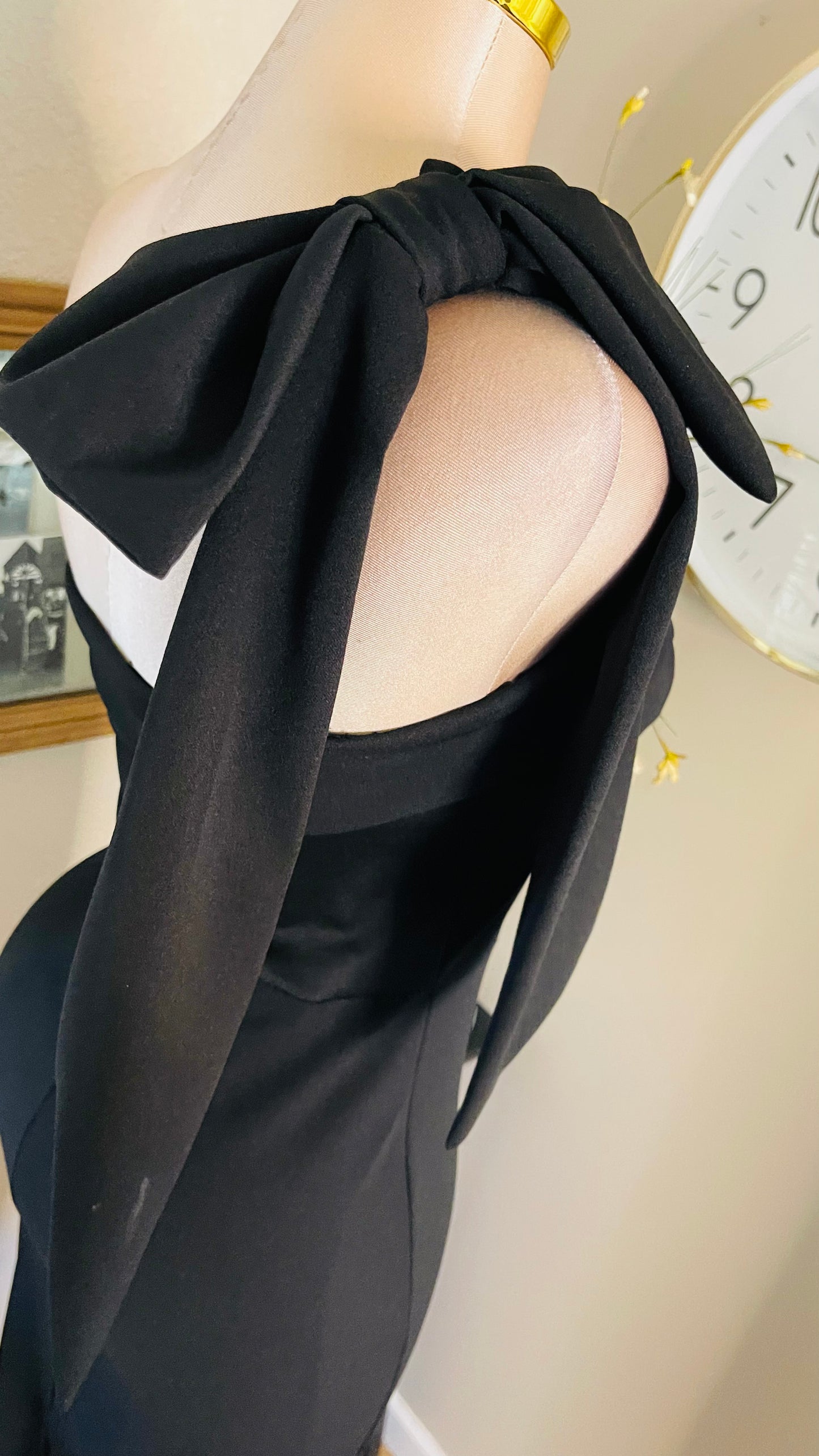 BUN SHOULDER DRESS