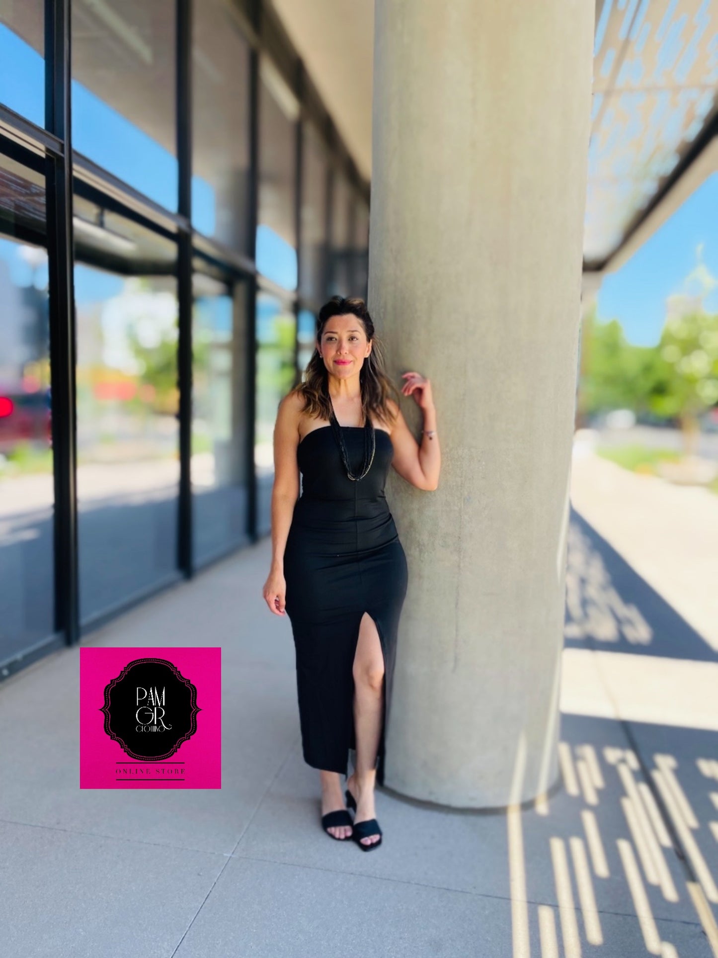 VESTIDO STRAPLESS ABIERTA ENFRENTE