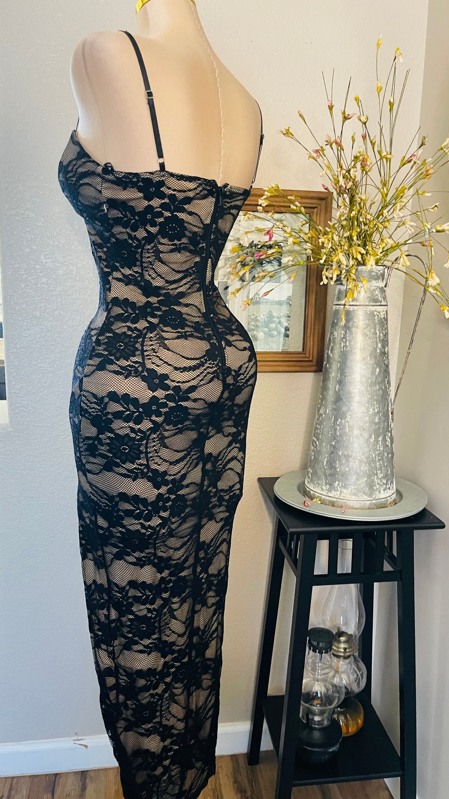 BLACK LACE DRESS