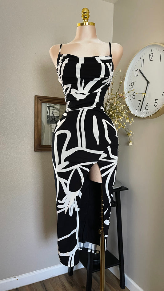 BLACK WHITE PRINT FLOWERS
