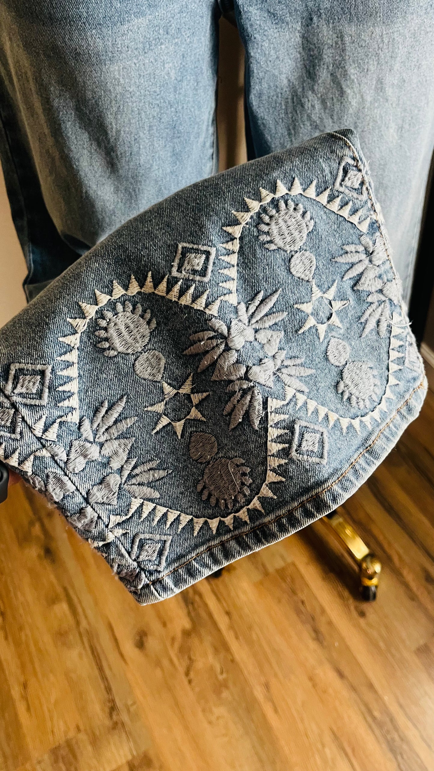 BOTTOM EMBROIDERED JEANS