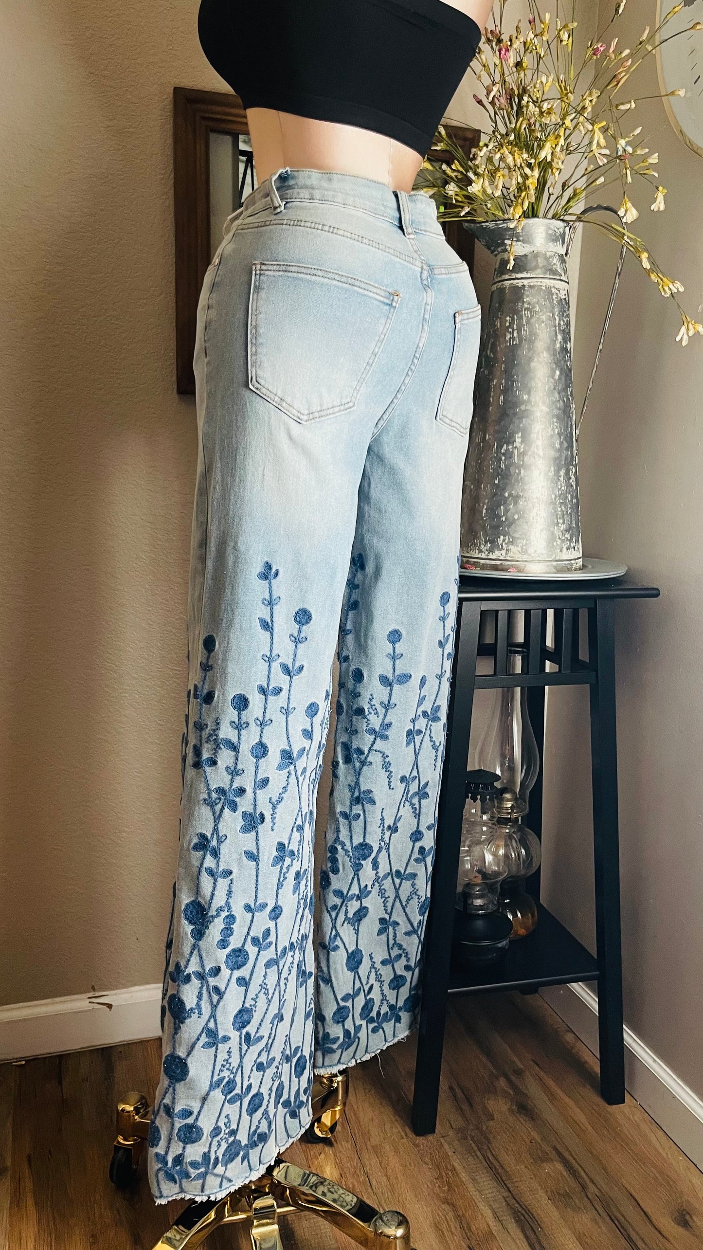 WIDE LEG EMBROIDERED FLOWERS